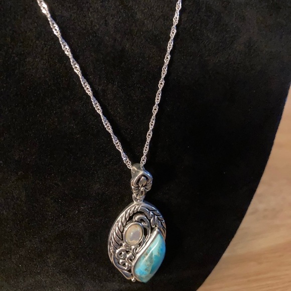 Elegant Silver and Blue Pendant Necklace - Picture 5 of 5